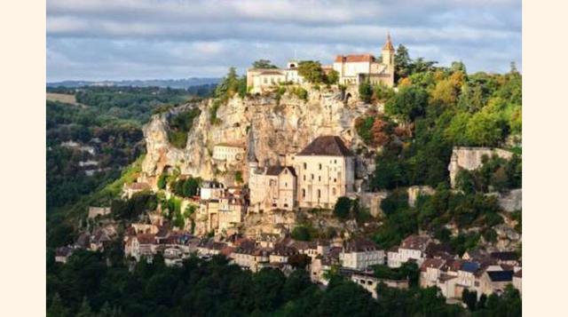 ROCAMADOUR, FRANCIA. Localidad francesa del departamento de Lot en la región Mediodía-Pirineos, Rocamadour goza de un emplazamiento de una gran belleza, por eso inspiró a varios artistas y suscitó la curiosidad de los arqueólogos.