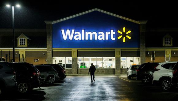 Un comprador sale de un Walmart el Black Friday en Wilmington, Delaware, el 25 de noviembre de 2022. (Foto de Samuel Corum / AFP)