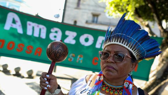 Una mujer indígena participa en una manifestación contra la llamada tesis legal Marco Temporal (Hito Temporal), un proyecto de ley que detiene la demarcación de territorios indígenas, en Manaos, estado de Amazonas, Brasil, el 30 de mayo de 2023. (Foto de Michael Dantas / AFP)