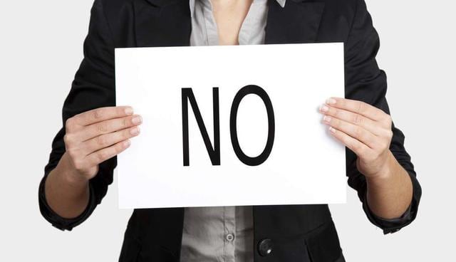 FOTO 4 | 4. No saber decir que no. Muchos profesionales sacrifican sus horas libres o su vida personal por contentar a sus jefes o sus superiores y por no ser firmes sobre los aspectos importantes. Establece prioridades y aprende a negarte a aquellas cosas que no te convienen porque muchas veces decir que sí puede suponer entregar un informe más mediocre o un documento hecho con prisa en vez de poder realizar la investigación necesaria para realizarlo de forma óptima y adecuada. No puedes contentar siempre a todo el mundo. (Foto: Difusión)