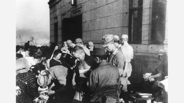 Esta foto del 6 de agosto de 1945 fue tomada poco después de que la primera bomba nuclear fuera lanzada por Estados Unidos a la localidad japonesa de Hiroshima. Se ve a los sobrevivientes recibir tratamiento de emergencia por los médicos militares del lug