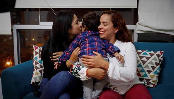 Fotografía del 4 de abril de 2022, de Luisa Morcos (c) y Mabel Aguilar (i) madres de Noam (d), un bebé de 20 meses, posan para una fotografía en Lima (Perú). El matrimonio igualitario no es legal en Perú, por lo que inscribir a los hijos de parejas del mismo sexo en los registros es una opción que no se contempla en los trámites administrativos. EFE/Paolo Aguilar