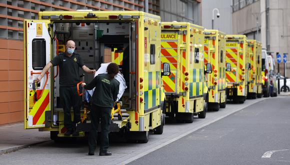 El primer ministro británico, Boris Johnson, admitió este miércoles que la variante ómicron sigue causando “problemas reales” en los hospitales del Reino Unido, pero no contempla de momento introducir nuevas restricciones en Inglaterra. (Photo by Tolga Akmen / AFP)