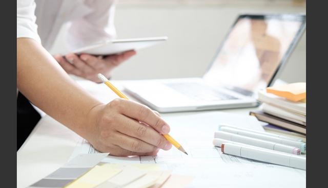 FOTO 10 | 10. Encuentra tu por qué

Lo perdí todo tres veces. Con base en mi experiencia, todo está en la mente. Tómate el tiempo necesario para restablecer tu actitud. Perderlo todo es muy duro, incluso devastador, pero andar por ahí con una mala actitud hace todo más difícil. ¡No existen las fiestas de consolación! Identifica la razón por la que construiste tu negocio. ¿Cuál era el propósito? Usa esto como motivación central para reconstruir. Todos lo malo pasará, pero debemos elegir hacia donde nos dirigimos durante las secuelas: lo superas o te hundes.

Dijo: John Hanna, autor de "Way of the Wealthy" y CEO de Fairchild Group. (Foto: Freepik)