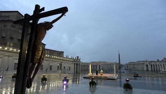 En la imagen, un crucifijo milagroso que en 1552 fue llevado en procesión por Roma para detener la gran plaga, que fue traída de la iglesia de San Marcello al Corso en Roma. (Foto: AFP)