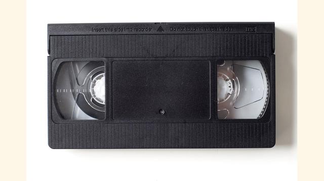 3. VHS: Este invento de Panasonic revolucionó la forma de ver películas en casa. Desde su aparición en 1976 hasta su progresiva sustitución por el DVD en los años 2000, el VHS fue el sistema de grabación y reproducción de vídeo más usado en todos los hoga