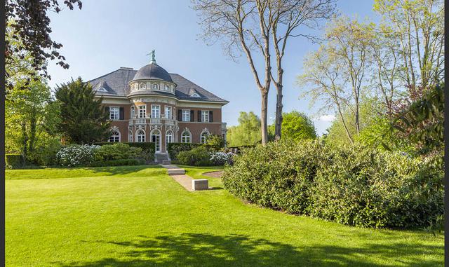 Sin embargo, durante la Guerra Fría la casa sufrió lo que von Kibed llamó "un período de sueño" cuando, como todo, era propiedad de la República Democrática Alemana. Las paredes estaban cubiertas, las habitaciones se subdividieron y las ventanas