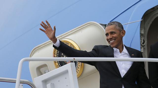 El presidente Barack Obama sonríe al partir de Washington hacia Cuba a bordo del Air Force One. (Foto: Reuters)
