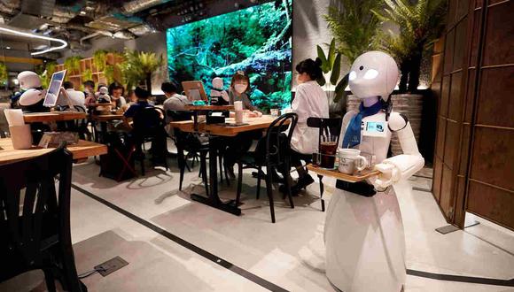 Un robot OriHime-D atiende a las mesas en un café en Tokio, Japón. (EFE)