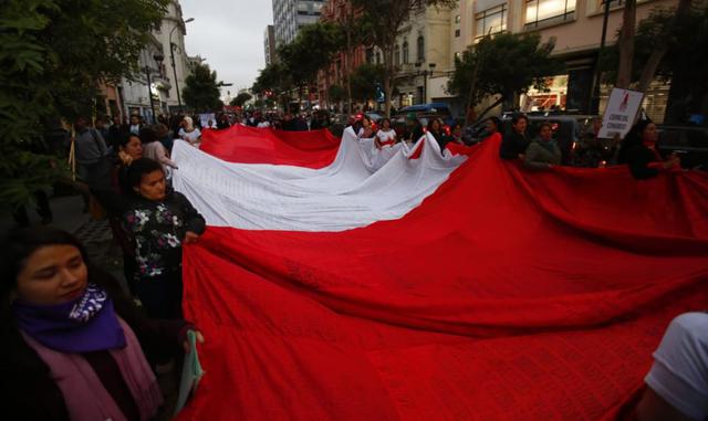Peruanos se manifiestan tras cierre del Congreso