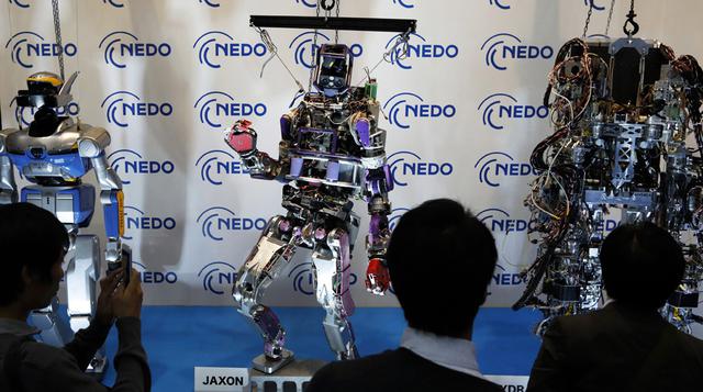 Los asistentes miran el Jaxon robot, centro, la Organización para el Desarrollo Tecnológico Industrial ( NEDO ) stand de Nueva Energía.