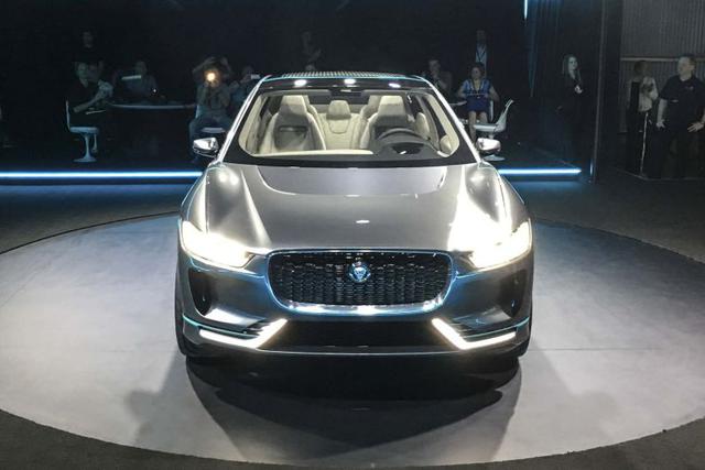 Jaguar dio a conocer el prototipo híbrido eléctrico Project C-X75 en 2010 en el Salón de París. Este súper auto podía llegar a 100 kph en menos de tres segundos y a 160 kph en seis segundos (en teoría, al menos). Su velocidad máxima excedía los 320 kph. (