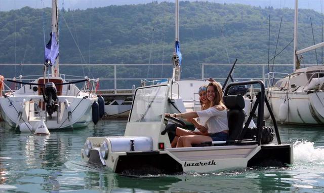 El Moke Amphibie cuenta con tracción en las cuatro ruedas, esta alimentado por un motor de 4V y 400cc que lo lleva a una velocidad máxima de 90 km/h (56 mph) sobre la tierra.
