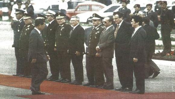 El jefe de Estado Alberto Fujimori viajó ayer a México, a la transmisión de mando del nuevo presidente Ernesto Zedillo.