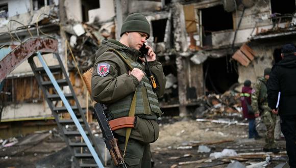 Un militar ucraniano habla en un teléfono inteligente en un suburbio de Kiev el 25 de febrero. (Foto: Daniel LEAL AFP)