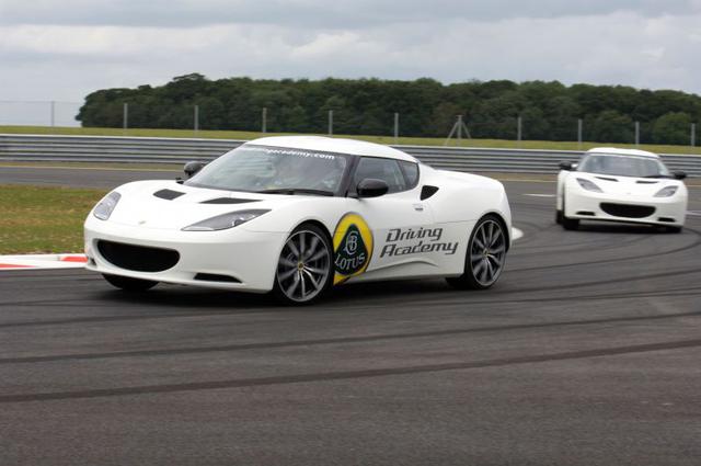 Lotus Driving Academy ofrece tres días de clases teóricas y entrenamiento personalizado detrás del volante en la pista de pruebas Hethel para aprender la dinámica del vehículo, técnicas de conducción y lineamientos ideales para carreras. Los cursos se lle