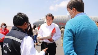 Presidente Vizcarra es captado sin mascarilla mientras habla con autoridades en Tacna