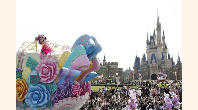 9. Disney fue un adicto al trabajo y perfeccionista, por lo que se encargó de diseñar cada detalle de Disneyland, que abrió en 1955, en Anaheim en California. Una década después, Disney ya era un imperio y en 1965 se anunció la construcción de Disneyworld