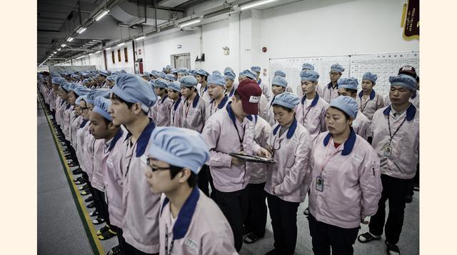 En su interior, la fábrica aún esconde un secreto, según China Labor Watch. El salario básico es tan bajo que los trabajadores necesitan las horas extras para llegar a fin de mes, dice este grupo de defensa laboral. Agrega que 1,261 recibos de pago de la 