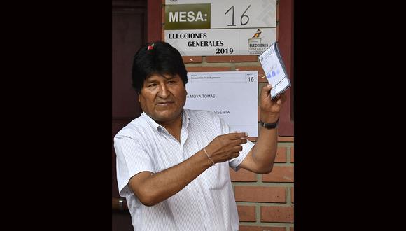 El presidente de Bolivia, Evo Morales, posa para una foto tras emitir su voto en Villa 14 de Septiembre, en la región del Chapare, Bolivia. (Foto: AFP)