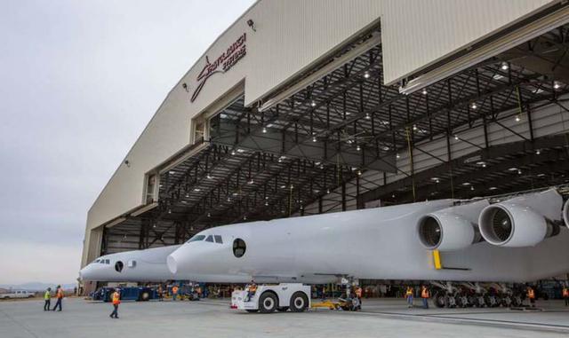 El Stratolaunch está equipado con seis motores de Boeing 747 capaces de elevar el avión, según los cálculos, a unos 10,6 kilómetros de altura.