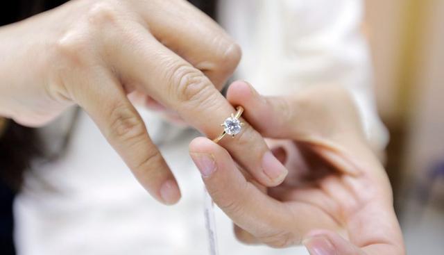 Entre las joyas que están en exhibición hay finos artículos, aretes, medallas, anillos, cadenas lomo de corvina, dijes y pulseras de oro de 18 kilates, entre otros. (Foto: MML)