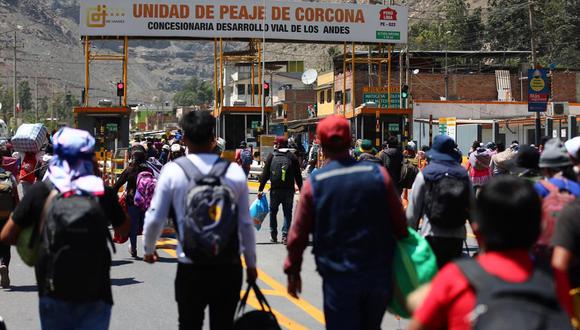 Un importante número de personas intentó trasladarse a pie desde Lima a Huancavelica, para volver a sus hogares. (Foto: Hugo Curotto / GEC)