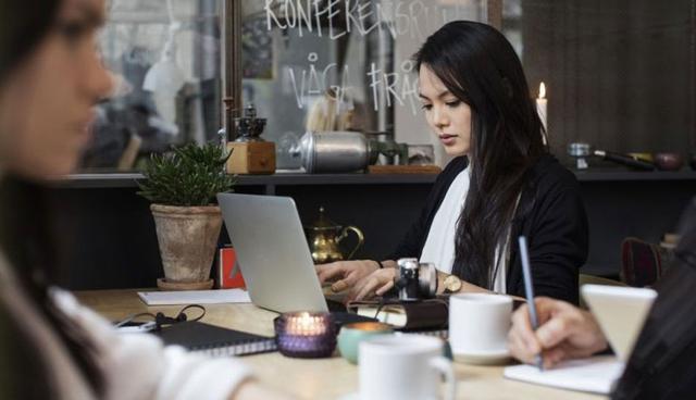 FOTO 5 | 5. Asistente de redes sociales. Los universitarios están viviendo su mejor momento en redes sociales y conocen todas las herramientas que van saliendo al mercado. Usa esta ventaja para convertirte en un asistente o Community manager. Las responsabilidades incluirán algo de estrategia y auditoría, pero la mayor parte del trabajo consiste en programar contenidos en plataformas como Facebook, Twitter e Instagram para marcas y compañías usando herramientas como Hootsuite y TweetDeck. El sueldo y el título de este trabajo varía dependiendo de la ubicación y la industria, pero en Estados Unidos el sueldo promedio empieza en $14 dólares la hora. Cuando busques estas vacantes usa palabras como “asistente de marketing”, “community manager”, “experto en redes sociales” o “coordinador de redes sociales”.

Para empezar, ponte en contacto con la gente de Marketing de tu universidad y con la gente que gestiona las ofertas laborales, porque ellos suelen recibir vacantes para este tipo de trabajos. (Foto: Getty)