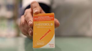 Francia suspende venta de medicamento Uvesterol tras muerte de recién nacido