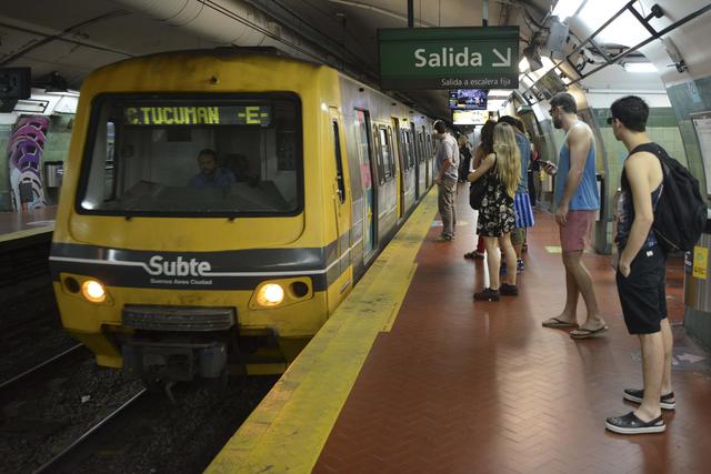 FOTO 13 | Un viaje en metro en Buenos Aires dura, por lo menos, media hora, en un radio de más de 2 km y menos de 8 km. (Foto: AFP)