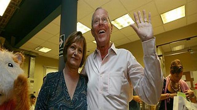 9. Lange hizo su primera aparición pública en la campaña electoral del 2011, desde entonces se mostró como la mano incondicional de su esposo.