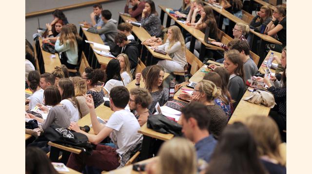 Por aquel entonces, el gobierno francés permitió que la Universidad de París, una de las más antiguas del mundo, fundada por el año 1.150, se dividiera en 13 universidades autónomas en función de las líneas facultativas, a las que a menudo se refiere como