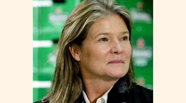 Charlene de Carvalho-Heineken. Patrimonio neto: 12.300 millones de dólares. País: Países Bajos. Fuente de riqueza: Heineken. Charlene de Carvalho-Heineken es una de las mujeres más ricas del mundo, gracias a su participación del 25% en la holandesa Heinek