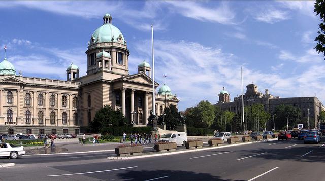 Belgrado, Serbia. Aunque los problemas que enfrentó con el terrorismo en los noventa se mantienen como un riesgo, es ideal para una visita corta con buenos establecimientos nocturnos y precios bajos. Los lugares turísticos no son abundantes. El costo por 