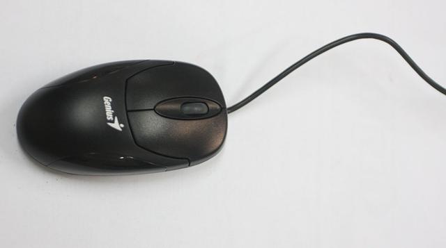 13 Un ratón de computadora. Suelen contener materiales potencialmente peligrosos, como plomo, mercurio o cromo hexavalente, que depositados fuera de control contaminan el entorno. Pero también otros valiosos: silicio, oro, plata o cobre, que son cada vez 