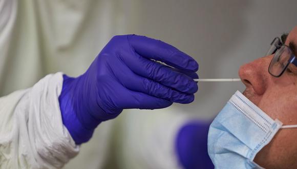 El estudio confirmó que 63 de las 64 personas que dieron positivo desarrollaron anticuerpos durante el primer mes de infección, y además, encontraron también anticuerpos en otros 17 individuos que habían dado negativo en la prueba PCR. (Foto: EFE)