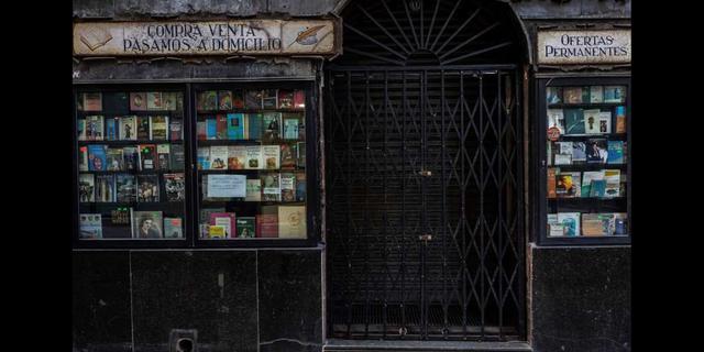 FOTO 6 | En esta imagen, tomada el 21 de abril de 2020, detalle de la entrada a una librería cerrada durante el brote de coronavirus, en Madrid, España. La Confederación Española de Comercio, que representa a miles de pequeños negocios, dijo que hasta el 30% de sus negocios echarán el cierre definitivo a menos que reciban ayudas gubernamentales. (AP Foto/Bernat Armangue)