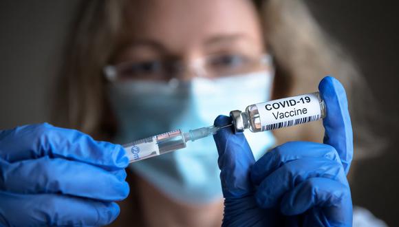 Entre las personas que habían sufrido COVID y después se vacunaron la efectividad contra la reinfección sintomática fue del 39% para CoronaVac; 56% con AstraZeneca; 44% para Janssen y 65% para Pfizer.