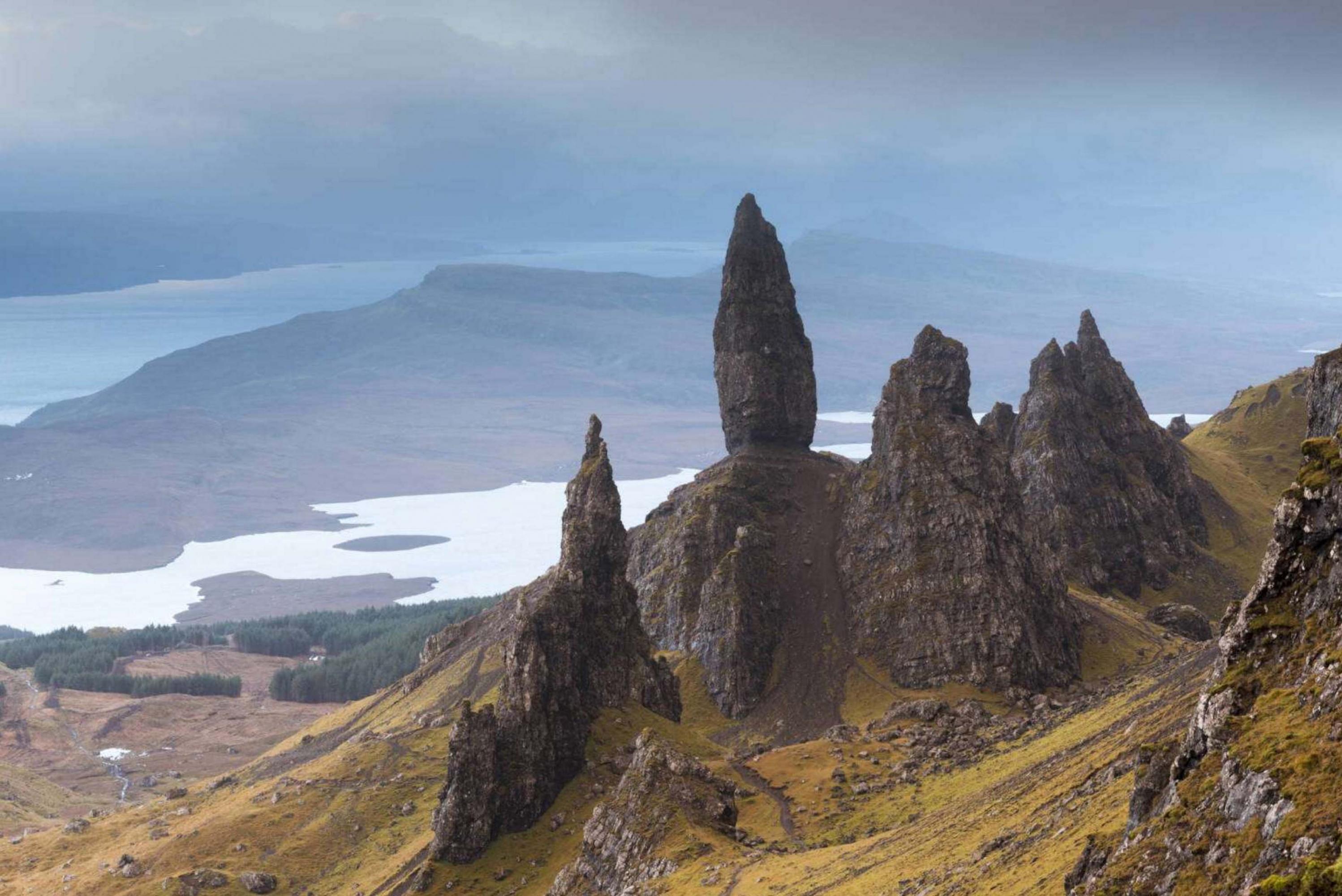 FOTO 1 | ISLA DE SKYE (ESCOCIA). En los últimos años, el turismo en esta isla de Escocia se ha multiplicado, hasta tal punto que pro el paso de autocares y coches algunas carreteras han presentado grietas. Se recomienda no ir en verano y cambiar este destino por las islas de Ron, Muck y Eigg.