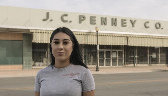 Alexandra Orozco posa para una foto frente a la tienda de J.C. Penny en la que trabajaba el 6 de diciembre del 2020 en Delano, California. La tienda cerró como consecuencia del descalabro económico provocado por la pandemia del coronavirus. (Foto: Madeline Tolle/The Fuller Project via AP)