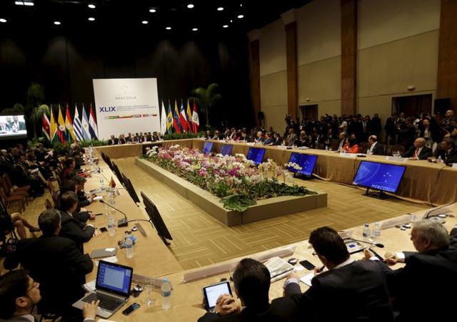 Mercado Común del Sur o Mercosur: entró en vigor en 1995, reagrupa a Argentina, Brasil, Paraguay y Uruguay (Venezuela fue suspendida en diciembre), a los que se asociaron otros países de Sudamérica. Esta unión aduanera excluye, sin embargo, productos sens