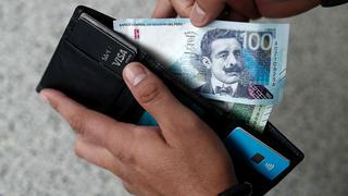 Peruanos ya usan nuevos billetes de S/ 10 y S/ 100 para pagos y otras transacciones diarias 