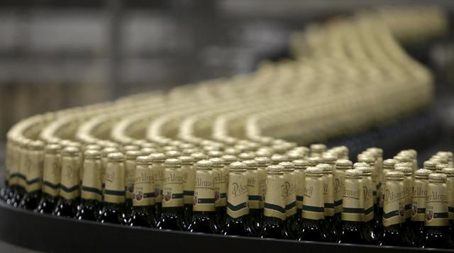 Varias botellas de cerveza son transportados sobre una cinta en la planta Plzenský Prazdroj (Pilsner Urquell) en Plzen, República Checa. La adquisición de SABMiller por parte de Ab InBev sería una de las más grandes en la historia corporativa. (Foto: Reut
