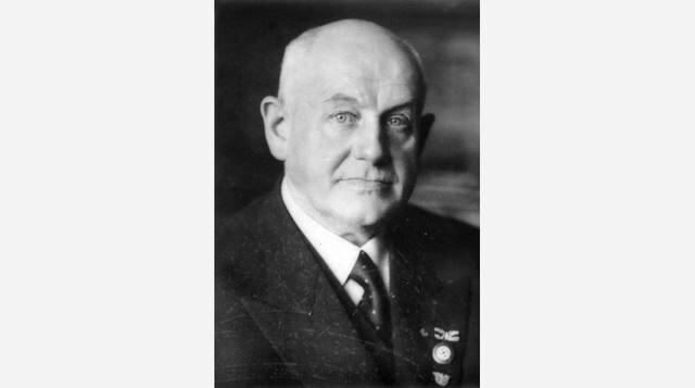 Günther Quandt compró la mayoría de las acciones de la fábrica de acumuladores AG AFA, usados para para fabricar los motores de submarinos de guerra alemanes durante la Segunda Guerra Mundial. Mientras, la fábrica textil proveía al ejército nazi de cobija