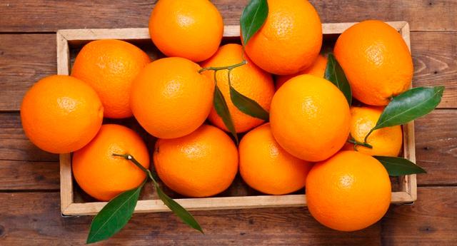 FOTO 6 | 6. Las cajas de frutas "Tenemos tres cajas. En una hay solo manzanas, en otra hay solo naranjas y en la tercera hay tanto manzanas como naranjas. Las cajas están cerradas y las etiquetas que las identifican están cambiadas, por lo que no se sabe el contenido. Solo puedes abrir una caja y sin mirar coger una pieza. ¿Puedes identificar cada caja correctamente?" (Foto: iStock)