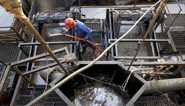 PDVSA se ve obligada a utilizar la poca producción de crudo ligero que tiene para mezclar con su petróleo extrapesado y poder exportar. (Foto: Reuters)