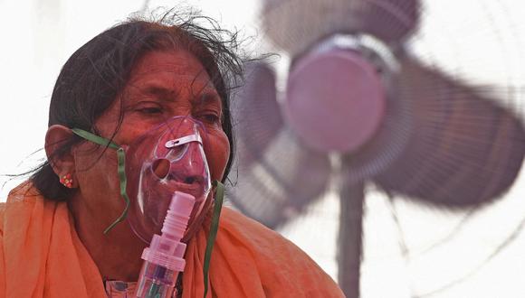 Una paciente de coronavirus respira con la ayuda de oxígeno en Ghaziabad, India. (Foto de Tauseef MUSTAFA / AFP).