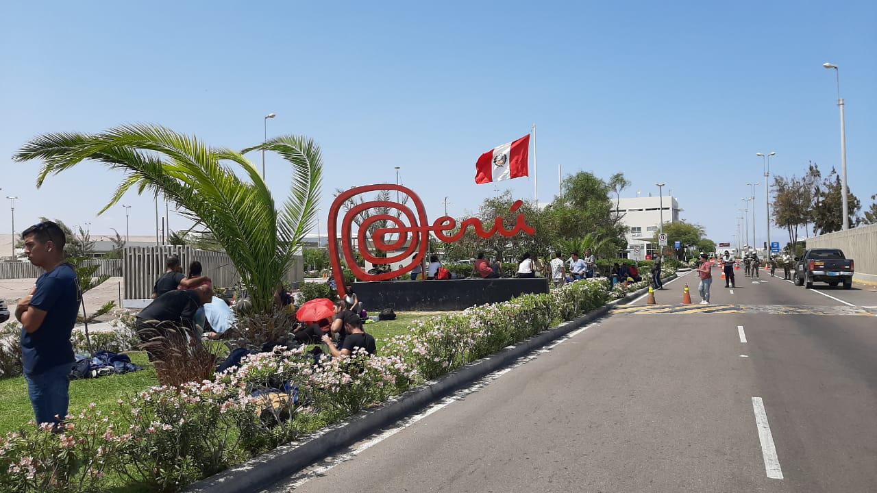 Más de 100 peruanos fueron trasladados al interior del país a través del puesto fronterizo Santa Rosa. (Foto: Ernesto Suárez)