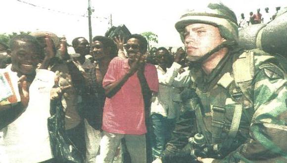 El primer contingente de soldados norteamericanos, destinados a defender la democracia en Haití, fue recibido por cientos de ciudadanos de Puerto Príncipe. (Foto AFP)