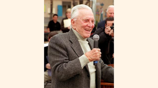 Kirk Douglas nació en Estados Unidos, en el seno de una familia de judíos rusos, como Issur Denielovitch Demsky y, cuando entró a la Marina durante la Segunda Guerra Mundial, se inclinó por un nombre cien por ciento americano, con el que posteriormente se